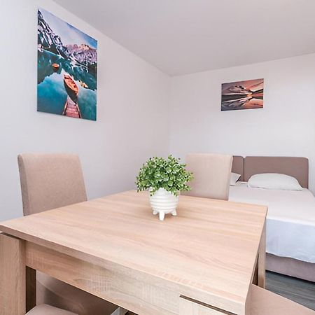 Vanja Drage Buitenkant foto